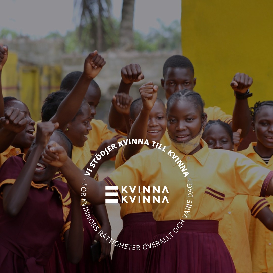 Kvinna till Kvinnas partnerorganisation WORIWA i Liberia anordnar en skolklubb på bland annat Hope Kindergarten School för att öka kunskapen om flickors rättigheter. WORIWA utbildar och uppmanar eleverna att anmäla alla former av våld mot flickor, så att de som utsätts har en chans att bli hörda och få rättvisa!

Du kan vara med och göra skillnad. Om du köper vårt kit som säljs till förmån för Kvinna till Kvinna skänker du 10 kronor till organisationens arbete. Kitet innehåller Torrschampo & Frizz Shield 💙