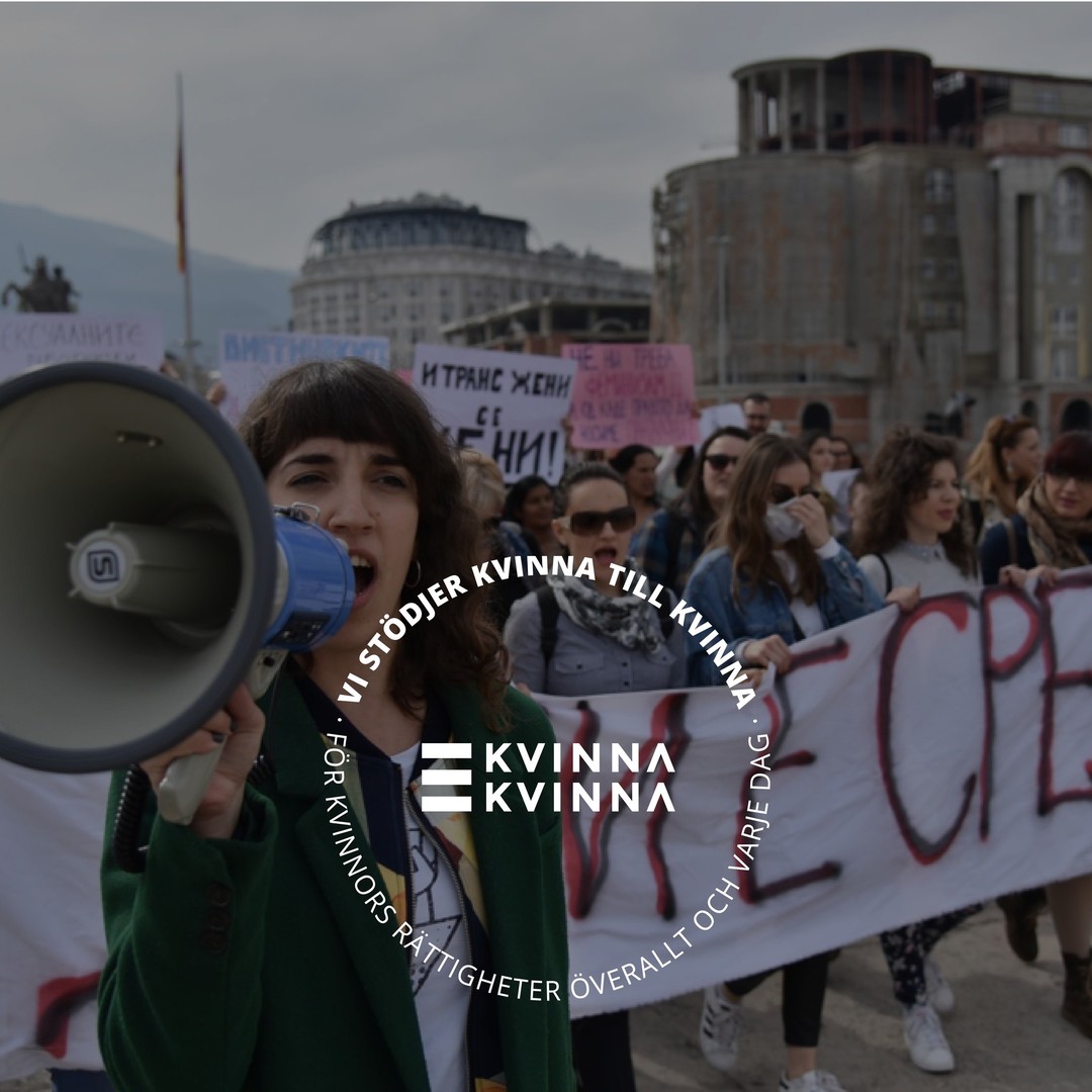 Runt om i världen driver modiga kvinnorättsaktivister den fortsatta kampen för jämställdhet. Aktivister från Kvinna till Kvinnas partnerorganisationer vittnar om hat och hot. Trots det väljer de varje dag att envist fortsätta stå upp för sina och all världens kvinnors mänskliga rättigheter. Bilden är tagen under en 8 mars demonstration i Skopje, Nordmakedonien.

Fotograf: Maja Janevska Ilieva