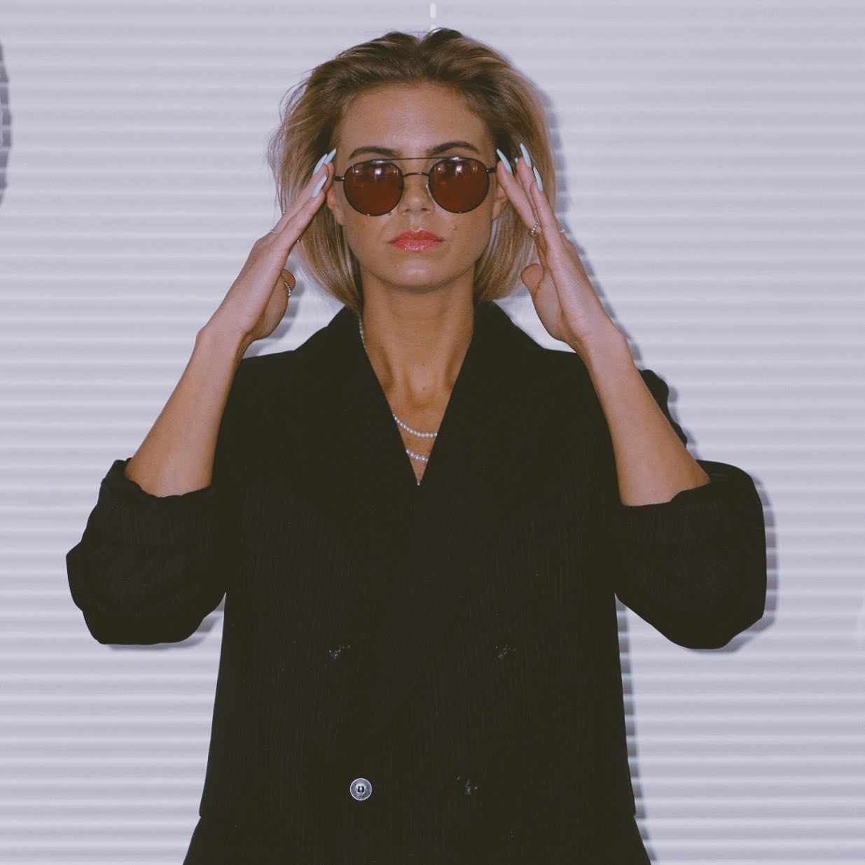 Oversized blazer, shades and perfectly “undone” hair tucked inside the collar - now that’s something our ellwo women knows how to pull off! #ellwouniverse